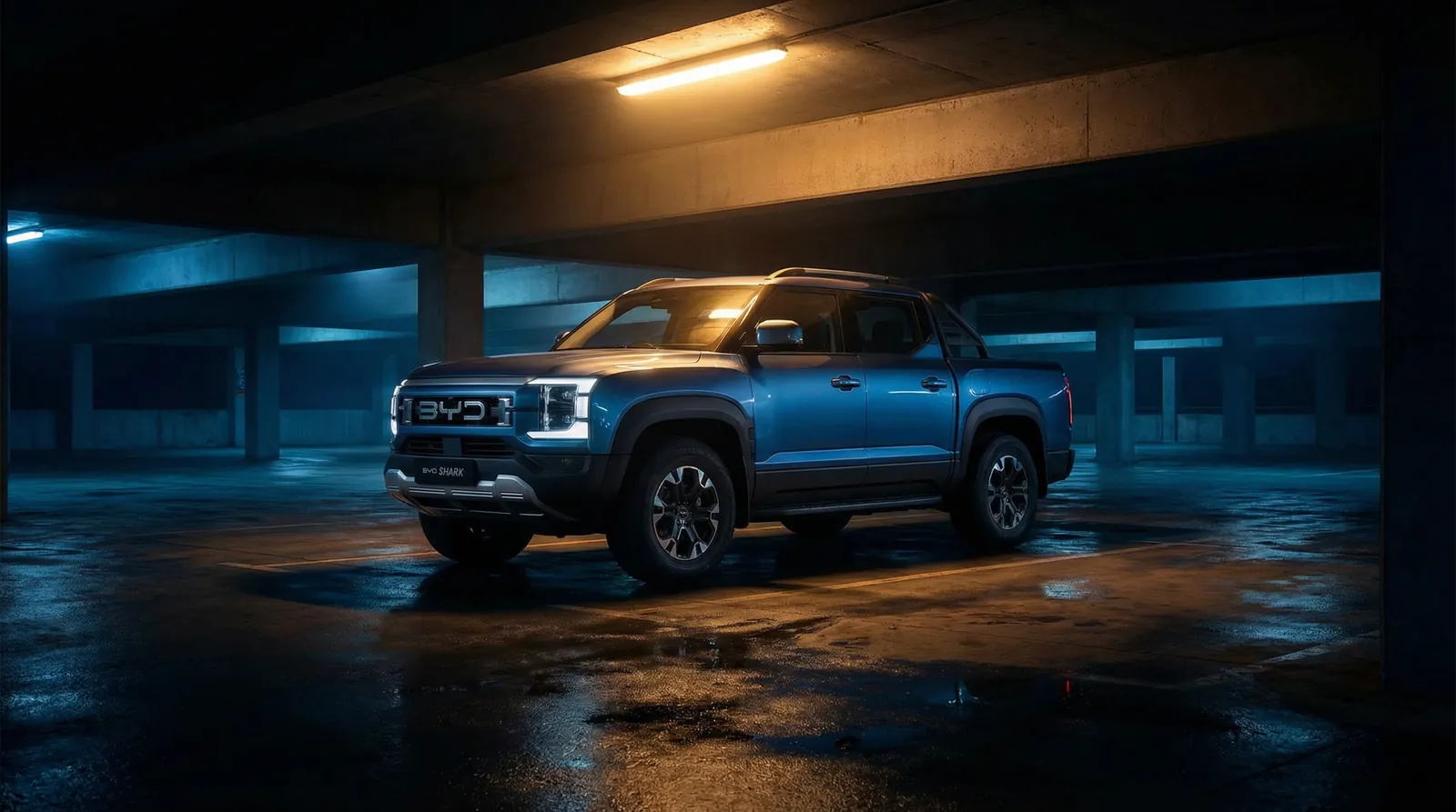 Pickup azul estacionada con luz baja